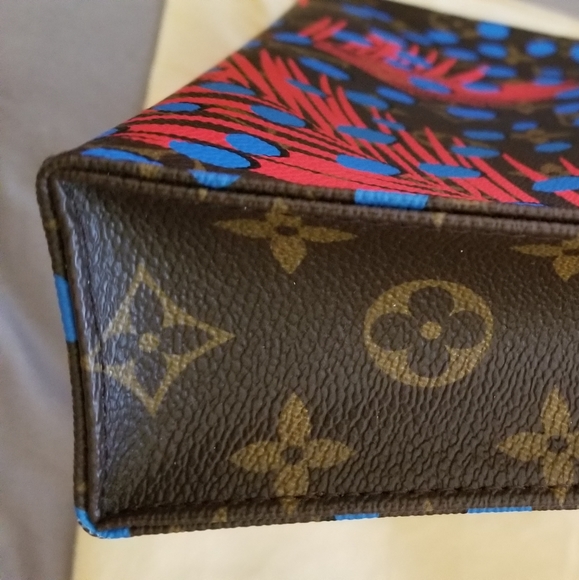 🎉SALE🎉Louis Vuitton 26 pouch - Picture 3 of 14